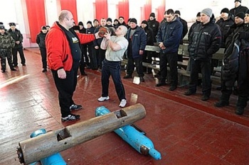 В колонию Луценко приехал силач. Фото