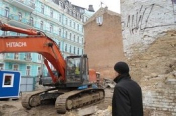 Протестующие повалили на Десятинном переулке забор