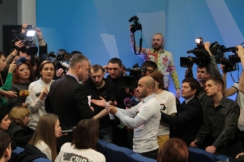 Журналистов насмешила просьба не вставать перед Януковичем