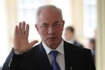 Азаров поздравил женщин с праздником 8 марта