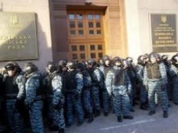 Милиция вздумала проверить, кто снес двери в КГГА