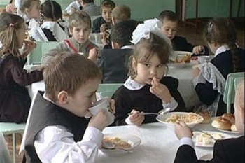 В Киеве школьников кормили просроченными продуктами