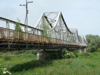 В Умани двое мужчин разбирали мост на металлолом