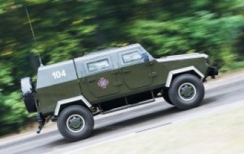 По центру Киева на броневике прогуливался отец с дочерью