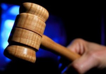 В Боснии судья на рабочем месте голышом танцевала и делала гимнастику