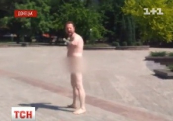 Голый мужчина с крестом в руках прогулялся по центру Донецка. Видеорепортаж