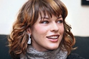 Милла Йовович без макияжа прогулялась по городу - ФОТО