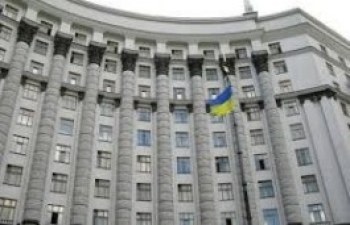Около 100 митингующих продолжают блокировать здание Кабмина