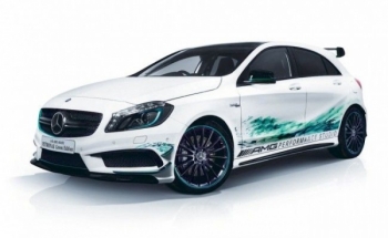 Mercedes-Benz A 45 AMG получил спецверсию с трехцветным экстерьером