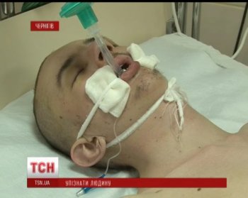 Врачи и милиция разыскивают родственников парня, который попал под электричку и чудом выжил