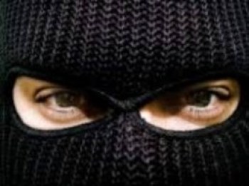 Неизвестные с битами ограбили мужчину в центре Киева