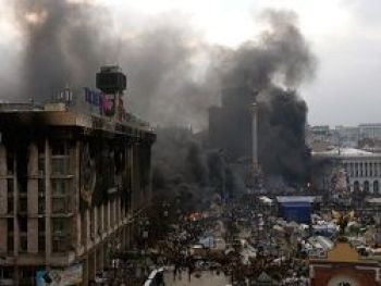 Демонстранты оттеснили сотрудников МВД от Майдана Незалежности